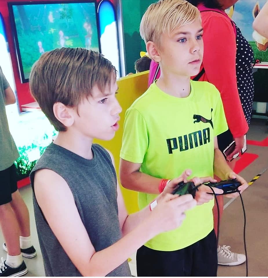 kids playing video game